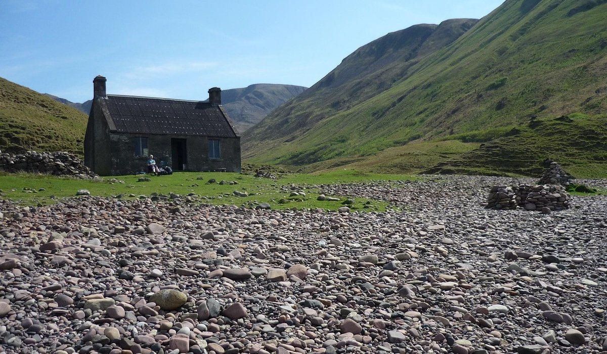 How to Photograph a Highland Bothy at Dusk